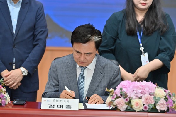 김태흠 충남도지사는 “충남도는 우리 기업들과 함께 석유화학산업 위기 극복을 위해 최선을 다하겠다”며 △산업 위기 선제 대응 지역 지정 △분산 에너지 특구 최종 선정 △국가산단 전환 특별법 제정 등에 적극 나서고, △CCU 메가 프로젝트·지속가능 항공유 종합실증센터 등 연계 친환경 신사업 진출을 통한 수익 다변화 등도 적극 뒷받침하겠다는 뜻을 전했다. (사진=김지수 기자/충남도청)