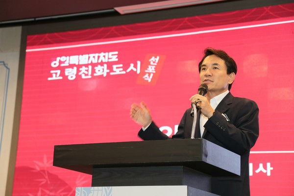 김진태 강원도지사는 “도 단위에서는 첫 번째로 세계보건기구(WHO) 국제기구에 어르신들이 살기 좋은 도시로 인증을 받게 되었다”며, “특히 도내 경로당만 3,200여 개에 이를 만큼 어르신 복지인프라가 잘 갖춰져 있다”고 강조했다. (사진=김미숙 기자/강원도청)