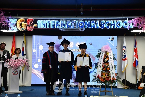 베트남 KGS국제학교 졸업식에서 고려개국 일등공신 신숭겸 장군을 기리는 ‘장절공상’이 수여되어 화제가 되고 있다. 장절공상 수상자와 이상화 하노이KGS국제학교 교장(왼쪽) (사진=정양기 기자/하노이KGS국제학교)