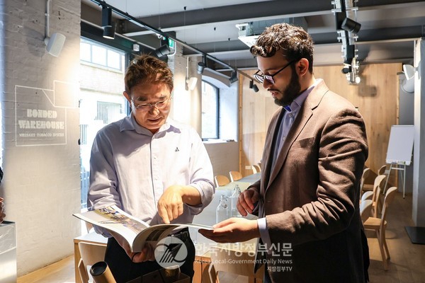 노관규 순천시장이 지난 20일 영국 국립사회적처방아카데미(NASP)에서 NASP 관계자와 사회적 처방에 대해 이야기하고 있다.(사진=조용원 기자/순천시청)