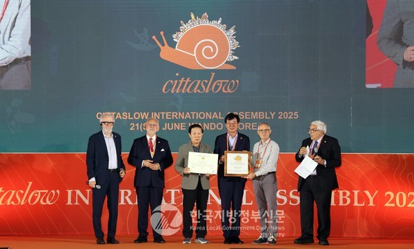 장흥군(군수 김성. 오른쪽 세번째)의 대표적인 전통문화 행사인 ‘장흥 고싸움 줄당기기’가 지역 공동체의 정체성과 슬로시티 정신을 구현한 점을 높이 평가받아 국제슬로시티 최고 영예인 ‘2025 오렌지달팽이상(CHIOCCIOLA ORANGE 2025)’을 수상했다.(사진=조용원 기자/장흥군청)