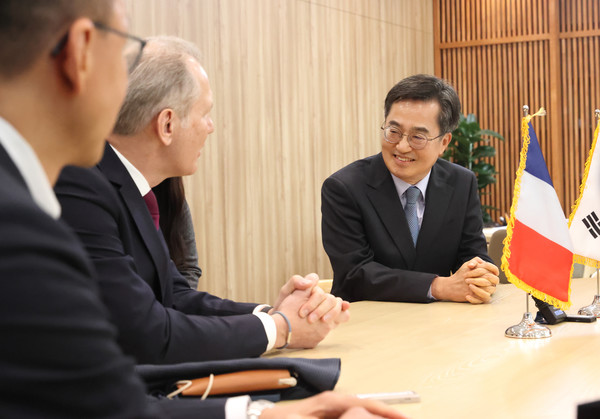 경기도(도지사 김동연)가 현장 중심의 소상공인 활력 제고 정책을 통해, '현장의 목소리에 기민히 반응하고, 전략적 투자와 제도 마련으로 실질적 변화를 이끌어내는 지방정부 모델'로 주목받고 있다. (사진=김미숙 기자/경기도청)