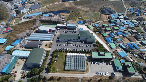 충남 부여군(군수 박정현)이 올 하반기부터 전국 지방정부 중 처음으로 ‘농산물안전분석실–키오스크–농업과학기술정보서비스(ASTIS)’ 자동 연계 모델을 가동해, 농가별 이력관리 및 분석 결과 기반 맞춤형 기술지도, 보조금·인증 행정처리 간소화가 동시에 가능한 ‘원스톱 스마트농업 서비스’의 새로운 표준을 제시한다. (사진=김지수 기자/부여군청)