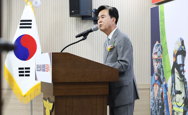 24일 당진시 역천로 일원에서 열린 당진소방서 행정동 준공식에서, 김태흠 충남도지사는 “위기 상황일수록 명쾌한 지휘가 생명을 살린다”는 의미를 강조하며 새로 증축된 지하 1층·지상 4층, 연면적 2,382㎡ 규모 행정동의 완공을 축하했다. (사진=김지수 기자/충남도청)