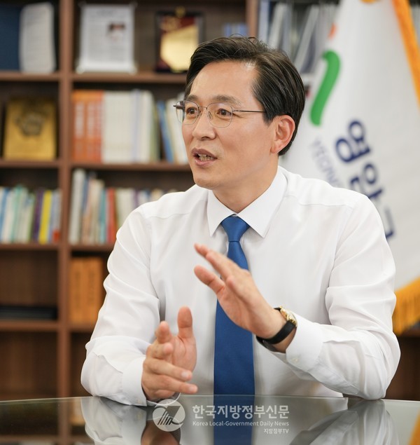 우승희 영암군수는 군 단위 기초지방정부에서 시·도의 광역지방정부급 정책을 구현해 내는 ‘전환형 지방자치’로서 영암군의 혁신 행정 성과와 함께 그의 혁신적 리더십이 주목받고 있다.(사진=조용원 기자/영암군청)