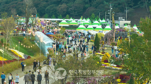 "관광은 젊게, 인프라는 새롭게"를 추진하는 화순군은 500만 관광객 시대를 눈앞에 두고 있어 화순은 ‘지나가는 도시’가 아닌 ‘머무는 도시’로 거듭나고 있다(사진=조용원 기자/화순군청)