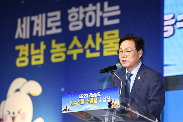 경남도(도지사 박완수)가 불닭볶음면 등 주력 가공식품과 딸기를 중심으로 수출 품목 다변화가 가시적 결실을 맺으며, 농수산식품 수출액이 전년 대비 7.9% 증가한 14억 8천만 달러를 기록하며 원화 기준 사상 처음으로 2조 원을 넘어섰다. (사진=김지수 기자/경남도청)