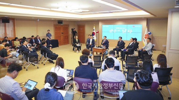 강기정 시장은 “AI 돌봄, 복합쇼핑몰, 군 공항 이전 등 주요 과제를 본격 추진해 시민이 체감할 수 있는 성과를 만들고, 광주가 대한민국의 미래를 선도하는 도시가 되도록 모든 역량을 집중하겠다”고 밝혔다.(사진=조용원 기자/광주시청)