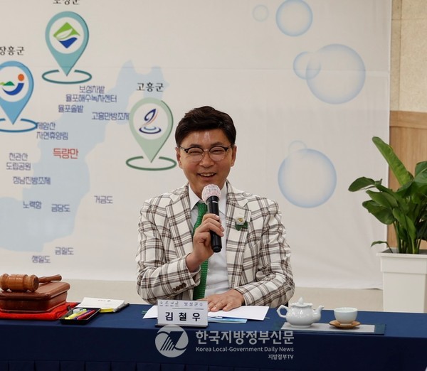 김철우 보성군수는 민선8기 3년을 맞아 3대 핵심 SOC, 3가지 보성형 모델, 365 군정 등 이른바 ‘3·3·3 전략’을 중심으로 민생 현장에 더욱 가까이 다가가, 더 빠르고, 더 확실한 변화를 이끌고 있다.(사진=조용원 기자/보성군청)