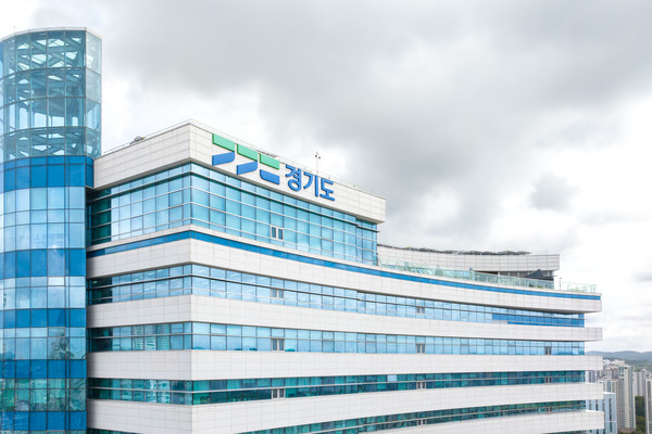 경기도(도지사 김동연)가 전국 최초로 제정한 ‘기후격차 해소 기본조례’는 지방정부 차원에서 기후정책의 포용성과 형평성을 법제화했다는 점에서 큰 의의를 지니며, 2050 탄소중립 목표를 향해 나아가는 과정에서 비용과 편익이 특정 집단에 집중되지 않고 도민 모두에게 균등하게 돌아가도록 설계한 점이 주목된다. (사진=김미숙 기자/경기도청)