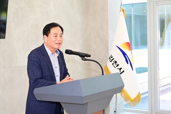 배낙호 김천시장은 “이번 시설은 단순한 공간 조성이 아니라, 나라를 위해 희생하신 분들께 드리는 김천시민 모두의 존경 표현”이라며, “유족들이 언제든 고인을 찾아 조문하고 마음을 나눌 수 있도록 지속적인 유지관리와 행사 지원에 최선을 다하겠다”고 강조했다. (사진=김지수 기자/김천시청)