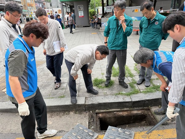김성보 서울시 행정2부시장은 “기후변화로 인한 국지성 강우가 잦아지는 만큼, 빗물받이 하나하나 관리에 만전을 기해야 시민 안전을 지킬 수 있다”며 “이번 고위 공직자 현장점검은 ‘작은 관리 소홀도 큰 피해로 이어지지 않는다’는 서울시의 강력한 의지를 보여준 사례”라고 평가했다. (사진=김미숙 기자/서울시청)