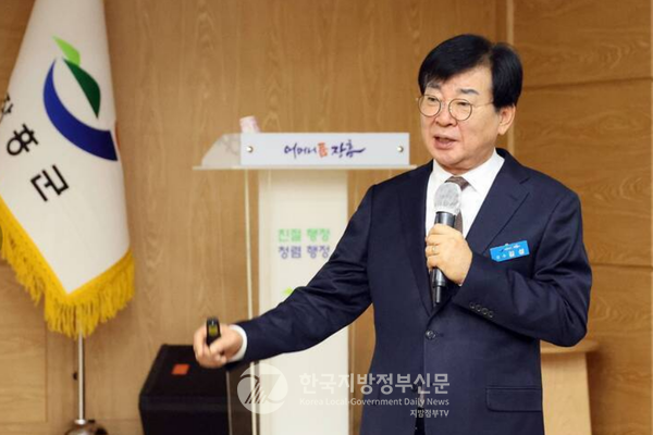 민선8기 3년을 맞은 김성 장흥군수는 “국책사업과 공모사업을 통해 유치한 장흥군의 신성장산업들은 주민소득 향상과 지역경제 활성화에 마중물이 될 것”이라며 “군민과 함께 장흥의 위대한 역사, 새로운 미래를 만들어 가겠다”고 밝혔다.(사진=조용원 기자/장흥군청)