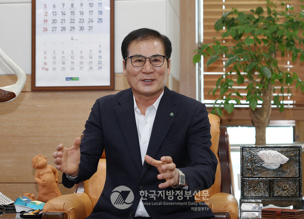 이상익 함평군수는 민선8기 3년을 맞아 “민선 8기 3년의 성과를 바탕으로 경제와 복지, 정주 여건 등을 고려한 지속 가능한 미래도시 구현에 매진하겠다”며 “‘새로운 도약, 희망찬 함평’ 약속을 군민과 함께 실현해 나가며 미래 100년의 서남권 중심 도시로 우뚝 서겠다”고 강조했다.(사진=조용원 기자/함평군청)