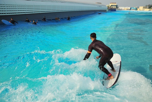 경기 시흥시(시장 임병택)가 세계 최초로 인공파도풀에서 개최되는 QS6000 포인트 대회에 약 1만여 명의 관람객이 방문할 것으로 전망하며, 이들이 지역 상권과 숙박·식음료 산업에 미칠 경제적 파급 효과를 주목하고 있다. (사진=김미숙 기자/시흥시청)
