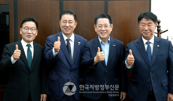 김영록 전남도지사(오른쪽 두번째)가 강위원 경제부지사(맨 왼쪽)와 함께 전국 지방정부로는 최초로 이재명 정부 출범 한 달도 되지 않은 7월 1일 정권의 심장부인 대통령실과 인수위 격인 국정기획위원회, 김병기 더불어민주당 대표 직무대행 겸 원내대표(왼쪽 두번째)실을 직접 방문해 ‘서남권 인구 50만 에너지 혁신성장 벨트’ 전략을 보고하며 선제적인 광폭 행보를 보이고 있다(사진=조용원 기자/전남도청)