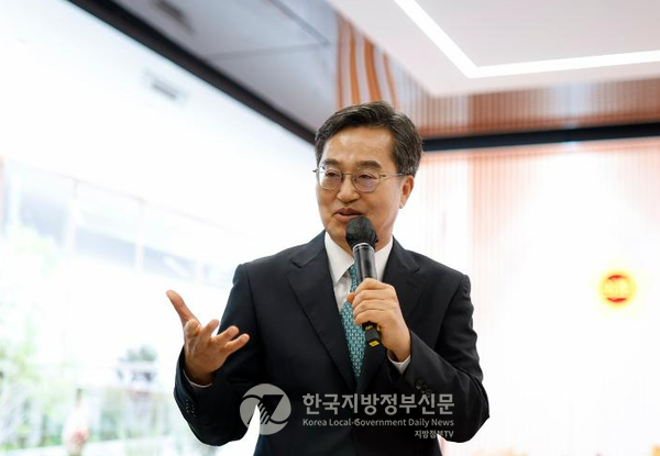 경기도(도지사 김동연.사진)가 도와 시·군 및 산하 공공기관이 운영 중인 모든 AI 기반 사업을 도민에게 투명하게 공개하는 ‘경기도 AI 등록제’를 전국 처음으로 시행한다.(사진=김미숙 기자/경기도청) 