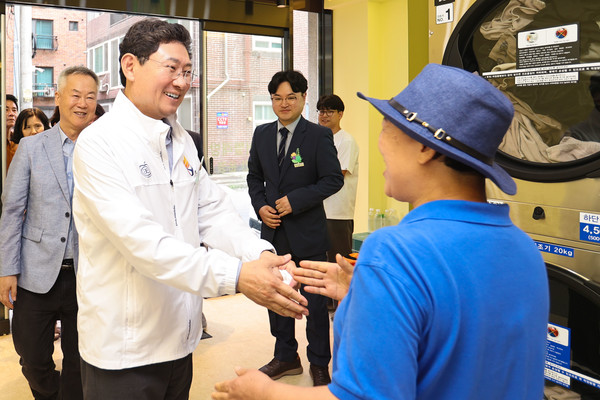 이상일 용인특례시장은 “시니어 빨래방이 어르신들에게는 삶의 활력을, 시민에게는 양질의 서비스를 제공하며 공동체 가치를 높이고 있다”며, “내년 3·4호점 개소로 이 모델을 더욱 확장해 포용적 복지의 선도 지방정부가 되도록 노력하겠다”고 강조했다. (사진=김미숙 기자/용인시청)