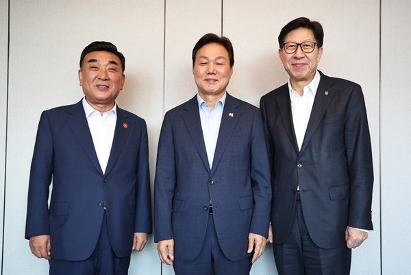 박형준 부산광역시장, 김두겸 울산광역시장, 박완수 경남도지사는 2일 김해에서 열린 ‘부울경 시도지사 지역 현안 간담회’에서, 수도권 집중 구조가 대한민국 지속 가능성에 위협이 된다는 데 뜻을 같이했다. (사진=김지수 기자/부산시청)
