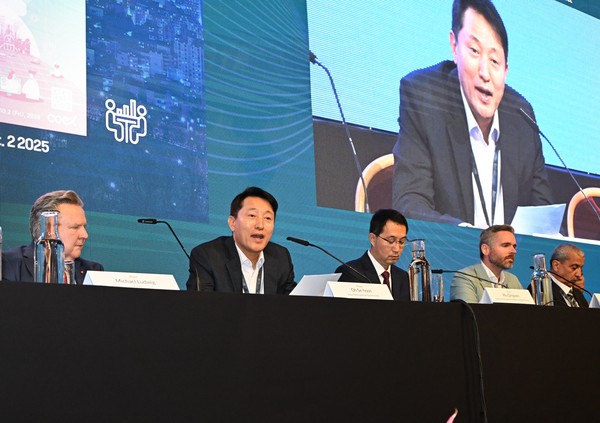 오세훈 서울특별시장이 서울시가 펼치고 있는 공공임대 정책들이 ‘단순한 주거 제공’을 넘어 ‘사회적 연대와 세대 간 연계를 강화하는 도시 전략’이라는 것을 전 세계로 알렸다. (사진=김미숙 기자/서울시청)