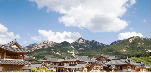 서울 은평구(구청장 김미경)가 중소벤처기업부로부터 ‘은평 북한산 한문화체험특구’ 지정 기간 3차 연장을 승인받아 2027년까지 특구를 안정적으로 운영하게 됨에 따라, 전통 한옥 체험과 북한산 자연 탐방, 전통 공예·음식 시연 등 기존 프로그램에 더해 문학과 예술을 접목한 복합 콘텐츠를 강화할 계획이다. (사진=김미숙 기자/은평구청)