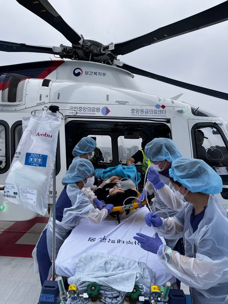 '경기도 닥터헬기'가 2019년 출범 이래 2025년 6월 기준 누적 출동 1,843회, 이송 환자 1,804명 중 98%가 소생하며, ‘하늘 위 응급실’이라는 별칭이 과장이 아님을 증명했다. (사진=김미숙 기자/경기도청)