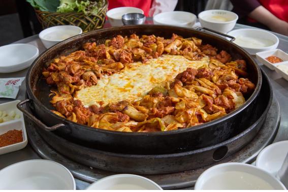 강원특별자치도(도지사 김진태)가 ‘K-푸드’에 이어 ‘케이(K)-닭갈비’ 시대을 열며, K-치킨과 K-바비큐에 이어 춘천 닭갈비의 세계 미식 맵 상위권 도약에 힘쓰고 있다. (사진=김미숙 기자=강원도청)