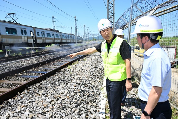 오세훈 서울특별시장은 “하루 750만 명이 이용하는 지하철이 폭염에 철로 휨, 늘어짐 등 이상 현상으로 시민에게 불편이나 불안을 주지 않도록 대응 현황을 점검하기 위해 현장을 찾았다”며 “기후재난 앞에 어려움을 더 크게 느끼는 취약계층을 비롯해 폭염으로부터 시민 안전을 지키기 위해 총력을 기울여 나갈 것”이라고 강조했다. (사진=김미숙 기자/서울시청)