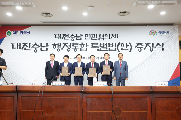 대전광역시(시장 이장우, 인구 약 1,586,000)와 충남도(도지사 김태흠, 인구 약 2,136,632)가 한데 어우러지면 총 3,722,632명의 주민을 품은 초대형 지방정부가 탄생한다. (사진=김지수 기자/충남도청)