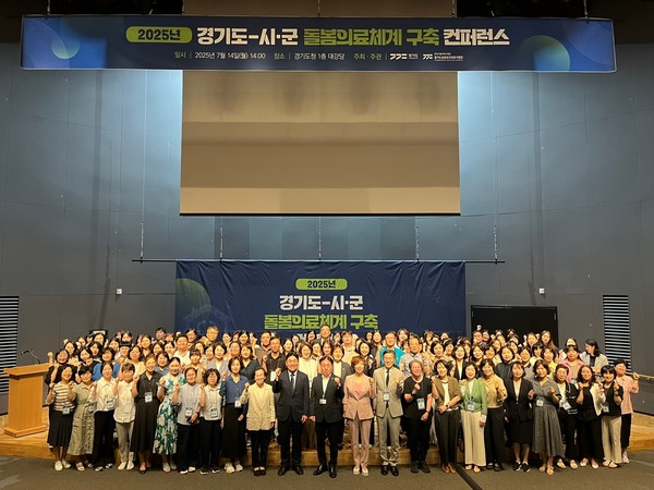 경기도(도지사 김동연) 찾아가는 돌봄의료센터 서비스가 거동이 불편한 노인 가정을 방문해 의사·간호사·사회복지사로 이뤄진 의료팀이 진료·처방·간호·상담을 한 번에 수행하는 통합 돌봄모델로, 기존 병원 방문이 어려웠던 어르신들의 건강 관리를 획기적으로 개선했다. (사진=김미숙 기자/경기도청)