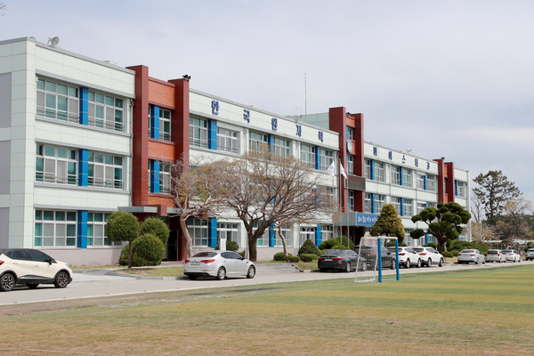 경북 울진군(군수 손병복)이 한국원자력마이스터고등학교의 ‘과정평가형 자격 기반 교육과정’ 도입으로, 대한민국 지방소멸 위기 속에서 ‘교육과 산업, 정주’가 유기적으로 결합한 첫 사례로 주목받고 있다.  (사진=김지수 기자/경북도청) 