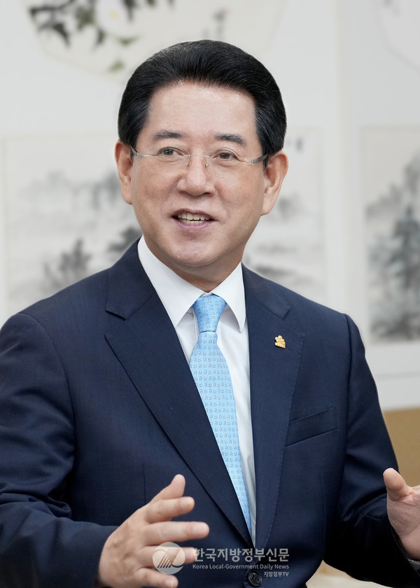 김영록 전남도지사는 17일 긴급성명을 통해 미국 상호관세 협상용으로 농축산물 시장개방 확대 요구가 예상된다면서 “국민 건강·식량주권·농업 생존권은 협상 대상이 아니다”며 강력히 반대했다.(사진=조용원 기자/전남도청)