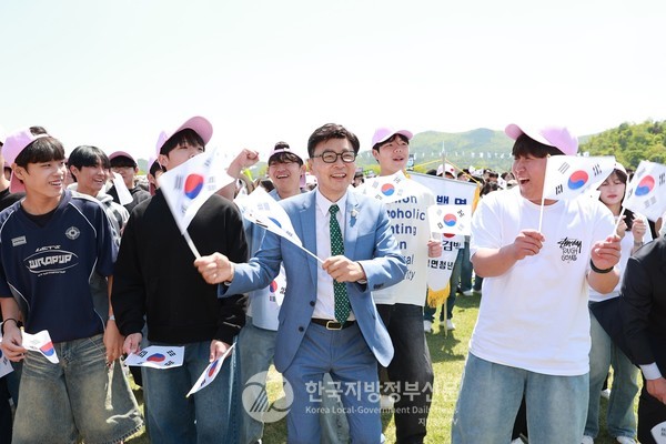 전남 보성군(군수 김철우.사진 가운데)이 오는 10월 24일부터 26일까지 사흘간 보성열선루공원에서 개최하는 ‘제1회 보성 열선루 통합축제’는 계절적으로 각기 열리던 문화, 역사, 자연, 청년, 먹거리, 전통 분야의 축제를 하나의 통합된 테마로 묶어 시너지 효과를 극대화하려는 통합축제 트렌드의 대표적 모델로 평가받고 있다.(사진=조용원 기자/보성군청)