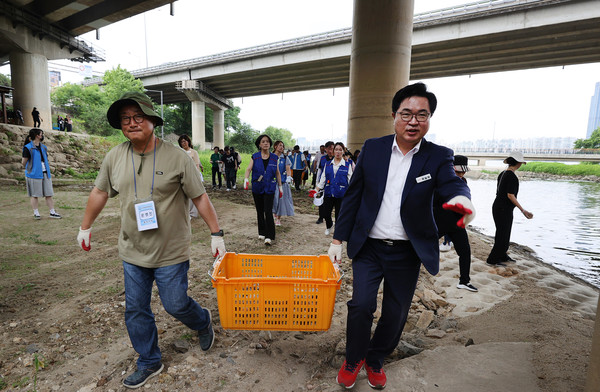 박일하 동작구청장은 “구민이 체감할 수 있는 실효성 중심의 정책들이 오늘의 결과를 만들었다”며 “앞으로도 지속 가능한 도시 환경을 위해 동작구만의 친환경 경쟁력을 키워가겠다”고 강조했다. (사진=김미숙 기자/동작구청)