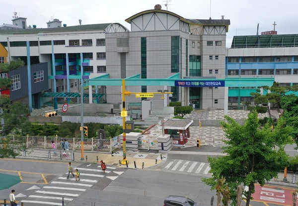 '큐브형 비상벨' 시스템은 관제센터와의 양방향 통화뿐만 아니라, 비상상황 발생 즉시 실시간 영상을 확보함으로써 초기 대응시간을 단축하고, 현장 중심의 방범체계 구축에도 기여하게 된다. (사진=박상대 기자/동구청)