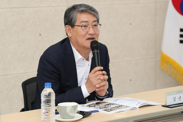 김순호 구례군수(사진)가 전국 최초로 자원봉사자에 대한 ‘지역사회 공헌수당’을 도입해 전국적 주목을 받고 있다. 지방소멸 위기를 맞는 시대에 중앙정부의 지원만을 기다리는 것이 아니라 기초지방정부 스스로가 선제적이고 실천적인 복지정책을 마련하고 있다는 점에서 높은 평가를 받고 있다.(사진=조용원 기자/구례군청)