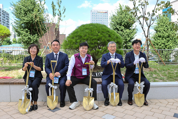 서울 동대문구(구청장 이필형)가 민간투자사업(BTL) 방식을 통해 약 5년간 추진한 '그린스마트 미래학교 사업'을 서울시 최초로 완공함으로써, 노후 학교를 친환경·디지털 융합 교육 공간으로 탈바꿈시키는 새로운 이정표를 제시했다. (사진=김미숙 기자/동대문구청)