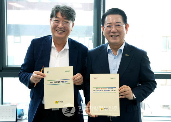 김영록 전라남도지사(오른쪽)가 23일 서울 국정기획위원회에서 이춘석 국정기획위원회 경제2분과장(왼쪽)과 면담을 갖고 전남 미래발전 핵심과제 등 도 현안 해결을 위한 건의를 하고 협조를 요청하고 있다.(사진=조용원 기자/전남도청)