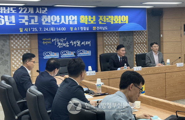 사회혁신가 출신 '친명인사'인 강위원 전남도 경제부지사(오른쪽 두번째)가 대통령실부터 시군까지, 국고 확보ㆍ시군 전략회의ㆍRE100 특별법 대응 등 현안사업 광폭행보를 보이고 있어 그 내막에 전국적 관심을 받고 있다(사진=조용원 기자/전남도청)