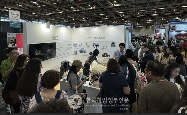 ‘자연을 맛보다, 바다를 맛나다(Where Nature Meets Flavor, Where Ocean Greets Taste)’라는 슬로건 아래 ‘2025 남도국제미식산업박람회’가 처음으로 정부의 승인을 받아 국제 행사로 오는 10월 한 달 동안 열린다. 지난달 파리 홍보관에 몰린 인파.(사진=조용원 기자/전남도청)