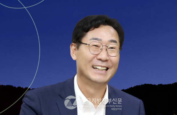 화성특례시(시장 정명근.사진)는 전국 최초로 도입한 '외국인 등록 자녀 보육료 전액 지원 사업'으로, 최근 국립경북대학교 안동캠퍼스에서 열린 매니페스토 경진대회 본선에서 불평등 분야 우수상을 수상했다. (사진=김미숙 기자/화성시청)