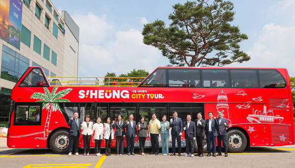 경기 시흥시(시장 임병택)가 도입한 프런트오픈형 2층 버스가, 국내 어떤 지방정부에서도 시도된 적 없는 첫 시도로, 단순한 운송 수단을 넘어 관광 콘텐츠의 패러다임을 전환하는 획기적 사례로 지방 관광 경쟁력을 새롭게 정의했다.  (사진=김미숙 기자/시흥시청)