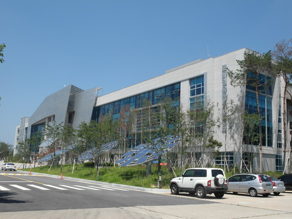 경북도(도지사 이철우)가 과학기술정보통신부 주관 ‘지능 온디바이스 망연동 시험플랫폼 개발 사업’ 공모에 최종 선정되며 국비 72억원을 확보함으로써, 국내 최초로 5G Advanced(이하 5G‑A) 기반 지능형 온디바이스 기기 시험 플랫폼 구축을 본격화해 실증 공간과 평가 솔루션으로 중소기업의 성장 사다리를 지원한다. (사진=이상금 기자/경북도청)