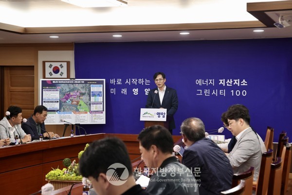 우승희 영암군수는 29일 ‘바로 시작하는 미래, RE100 영암’이라는 슬로건으로 '에너지 지산지소 그린시티 100' 정책을 발표하고 대불산단 중심의 태양광·수소 에너지 허브, 해상풍력 기자재 특화단지 조성 등 청사진을 제시했다.(사진=조용원 기자/영암군청)