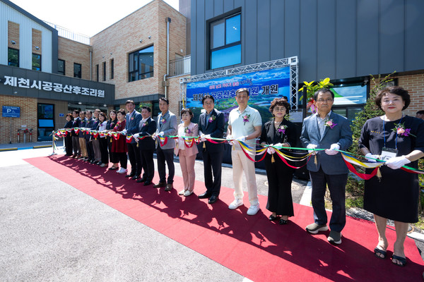 김영환 충북도지사는 “제천시 공공산후조리원 개원으로 충북이 아이 낳고 기르기 좋은 지역으로 한 단계 도약했다”며, “앞으로도 여성 건강과 양육 부담을 줄이는 정책을 지속적으로 강화하겠다”고 강조했다. (사진=이상금 기자/제천시청)
