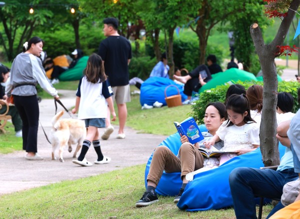 유성구는 지난 2019년 전국 최초로 ‘지역서점과의 협력 조례’를 제정하며 지역 내 독서 기반을 제도적으로 뒷받침하기 시작했고, 2024년에는 이를 확대 개정한 ‘지역서점 활성화 및 지원 조례’를 시행하면서 지역 서점 생태계에 대한 장기적인 비전과 전략을 제시했다. (사진=이상금 기자/유성구청)