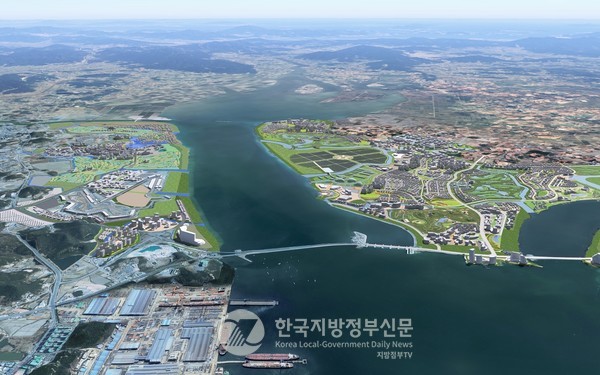 국내 최대의 기업도시인 전남 ‘솔라시도’는 정원도시, 태양에너지도시, 스마트도시라는 비전을 가지고 일자리·관광·주거·교육·의료 등 자족 기능을 갖춘 도시 조성을 목표로 추진 중이다. 국내외 기업 유치, AI 기술 접목, 그리고 태양광 중심의 분산형 에너지 체계 구축을 통해 새로운 산업 생태계를 형성해 가면서 이재명 정부 에너지 대전환의 핵심축으로 급부상하고 있다.(사진=조용원 기자/전남도청)