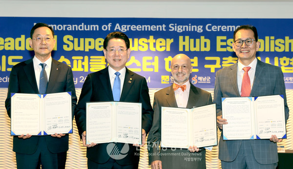 지난 2월 미국을 방문한 김영록 전남지사(왼쪽 두번째)와 명현관 해남군수(맨 왼쪽)가 미국 스톡 팜 로드(SFR·Stock Farm Road, 지주회사), 퍼힐스(자회사)와 전남 해남군 산이면 구성지구 일원(솔라시도) 120만 평에 2028년까지 7조 원, 2030년까지 8조 원 등 총 15조 원을 투자해 세계 최대 규모인 3GW 이상의 ‘AI 슈퍼클러스터 허브’를 조성하는 MOA를 체결했다. (사진=조용원 기자/전남도청)