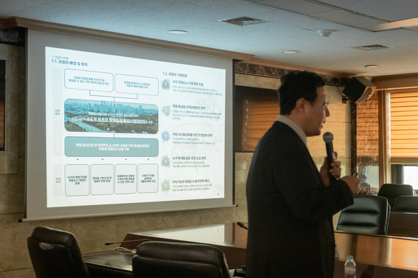 강범석 인천 서구청장은 “정원도시는 단순 조경을 넘어 사람과 자연이 조화롭게 공존하는 지속가능한 도시의 새로운 표준”이라며, “올해 말까지 용역을 완성해 인천 서구가 전국 모범 사례로 자리매김할 수 있도록 최선을 다하겠다”고 강조했다. (사진=김미숙 기자/서구청)