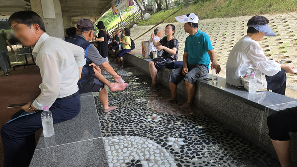 박일하 동작구청장은 “도림천 족욕장이 구민들의 일상 속 쉼표이자 지역 명소로 자리매김하길 바란다”며 “향후 주민친화형 공간을 지속 확충해 도심 속 친환경 네트워크를 강화하겠다”고 강조했다. (사진=김미숙 기자/서울시청)